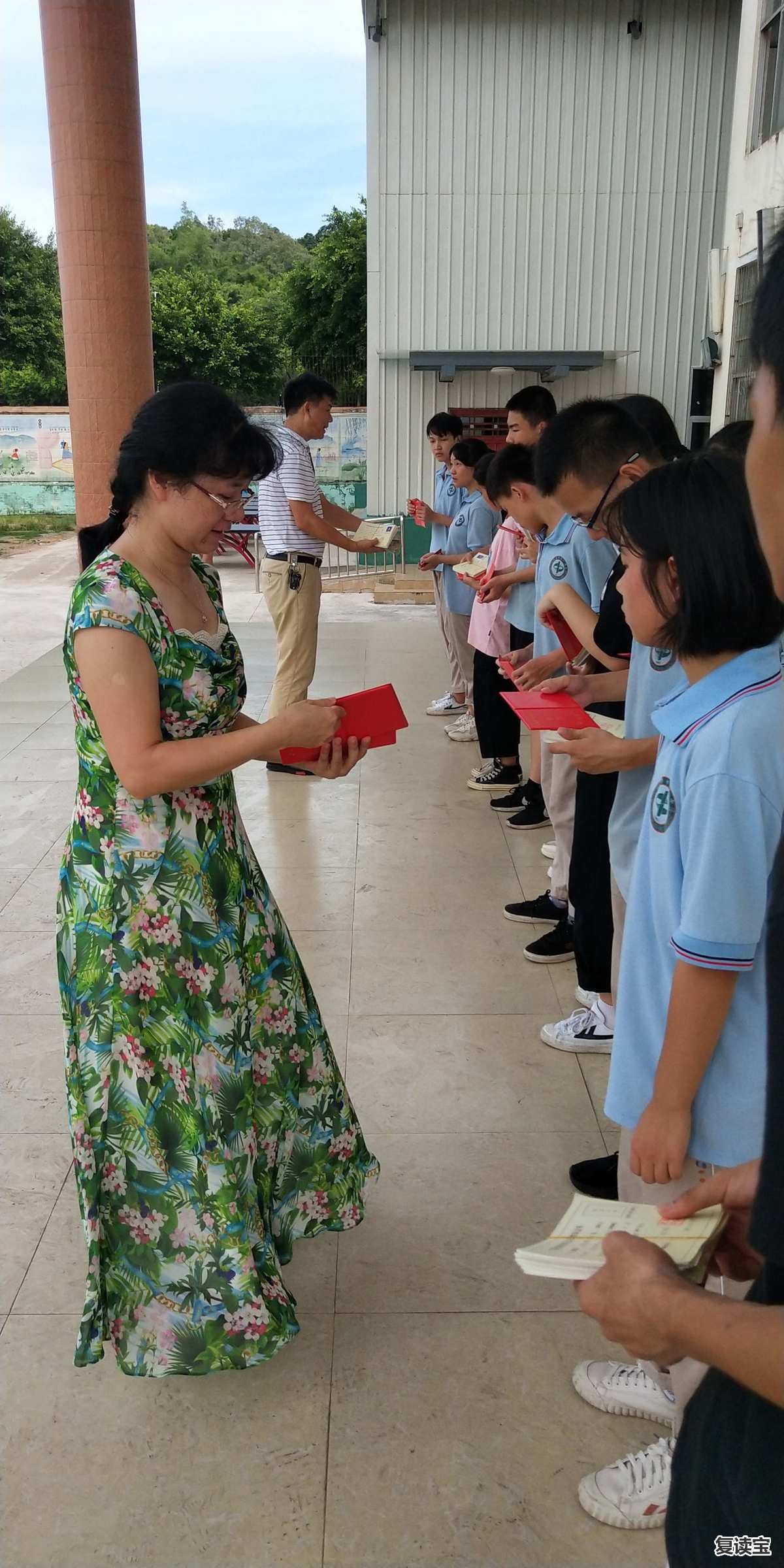 师大二附中复读学费多少钱：人生的分岔,从高中的等级分化开始…比大学严重多了!