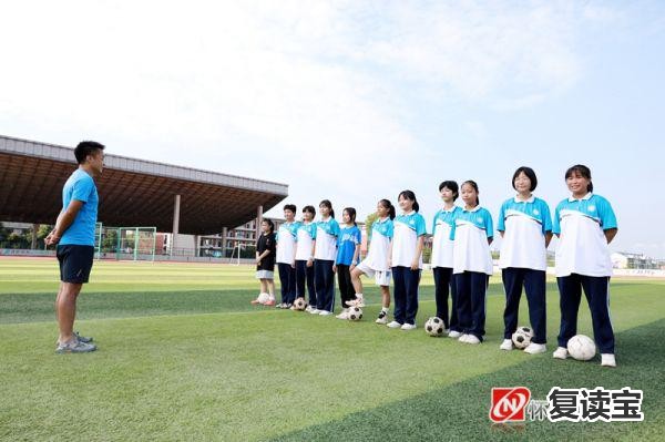 景雅高级中学足球队队员 麻阳组建首支女子足球队