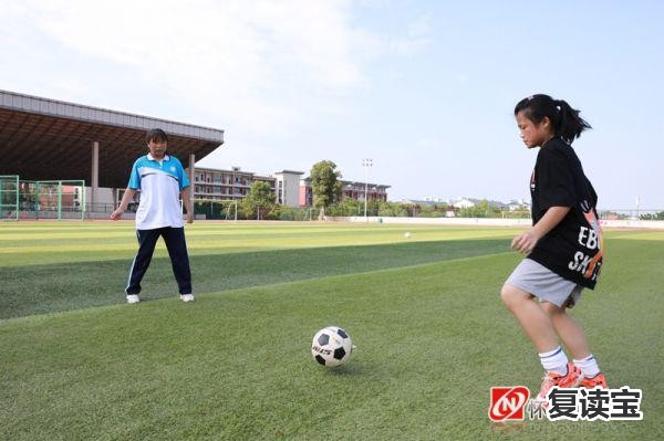 景雅高级中学足球队队员 麻阳组建首支女子足球队