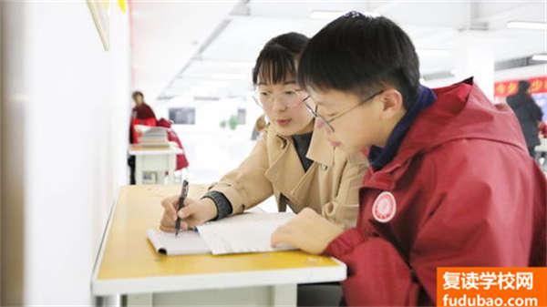 长沙明达复读学校一年要多少钱，怎样做才能进得去