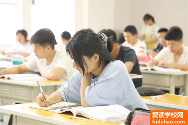 张家界雨露学校高考复读班要多少钱？学校怎么样